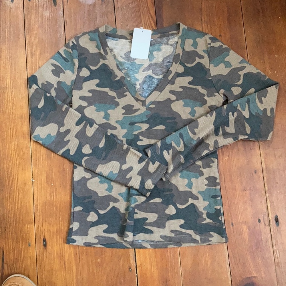 NWT Camo printed v neck thermal